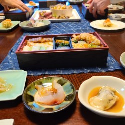 どじょうさんのお料理がテープるに並んでいます