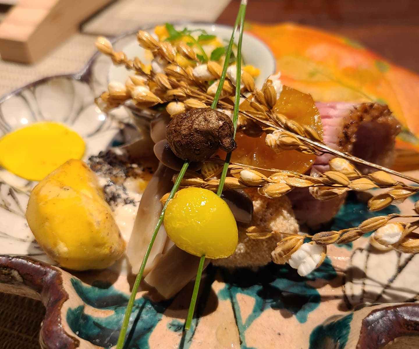銀杏や稲穂、栗をあしらった秋の１皿