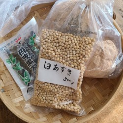 かごの中に白小豆と黒豆大豆、山の芋が！