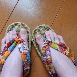 絞り鼻緒の雪駄を履いている足