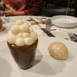 オブジェのようなケーキとジェラートが皿盛りに