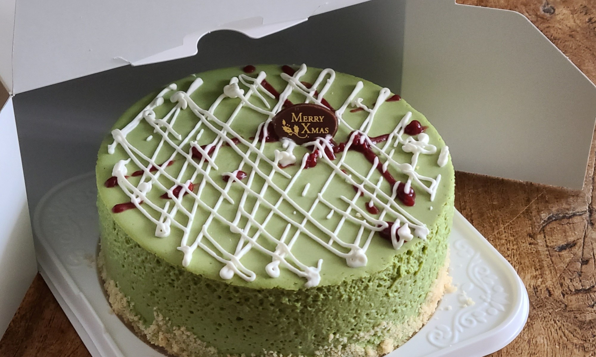 抹茶CoCoのホールケーキがケーキ箱の中から