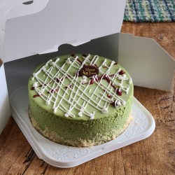 抹茶CoCoのホールケーキがケーキ箱の中から