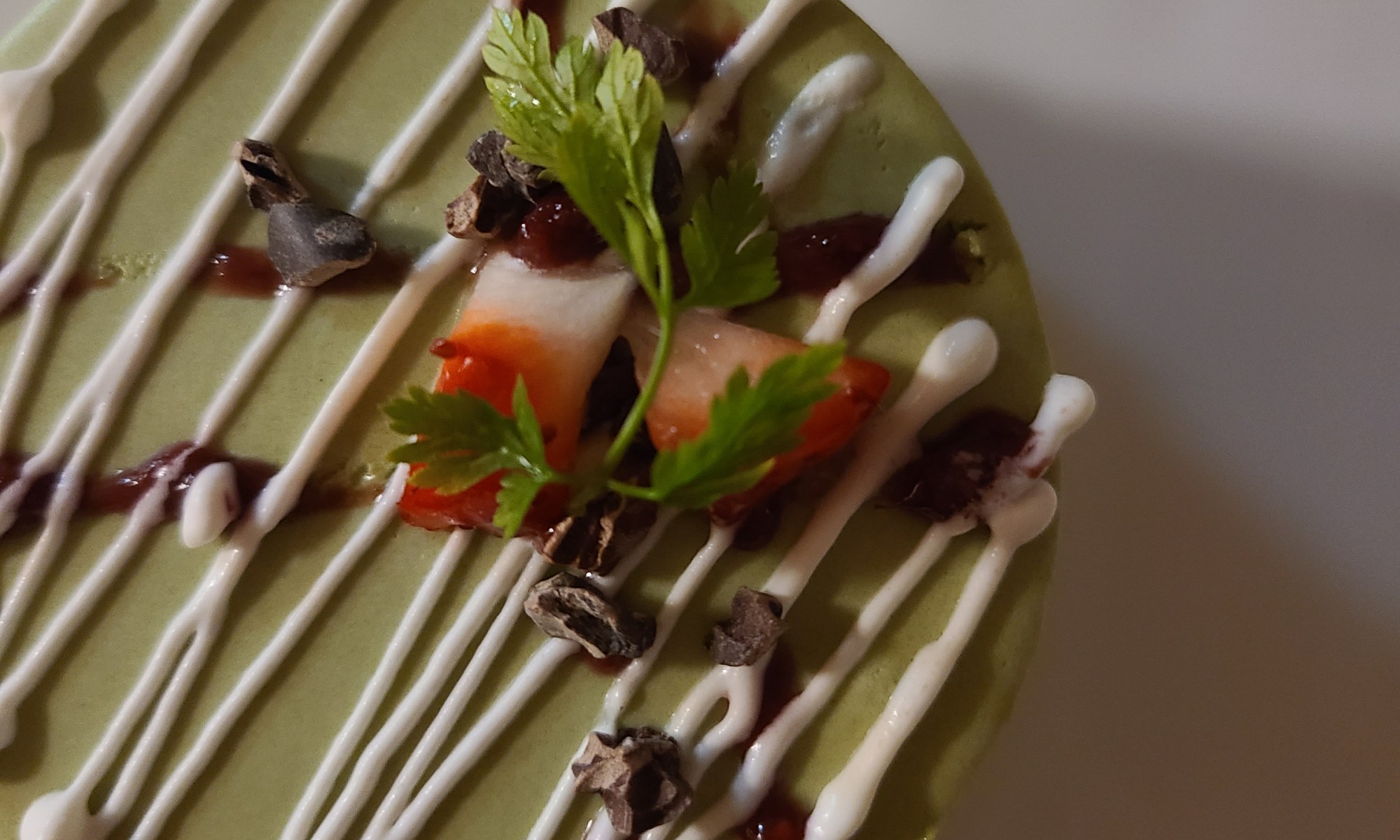 白皿の上に抹茶CoCoのミニケーキ