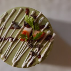 白皿の上に抹茶CoCoのミニケーキ