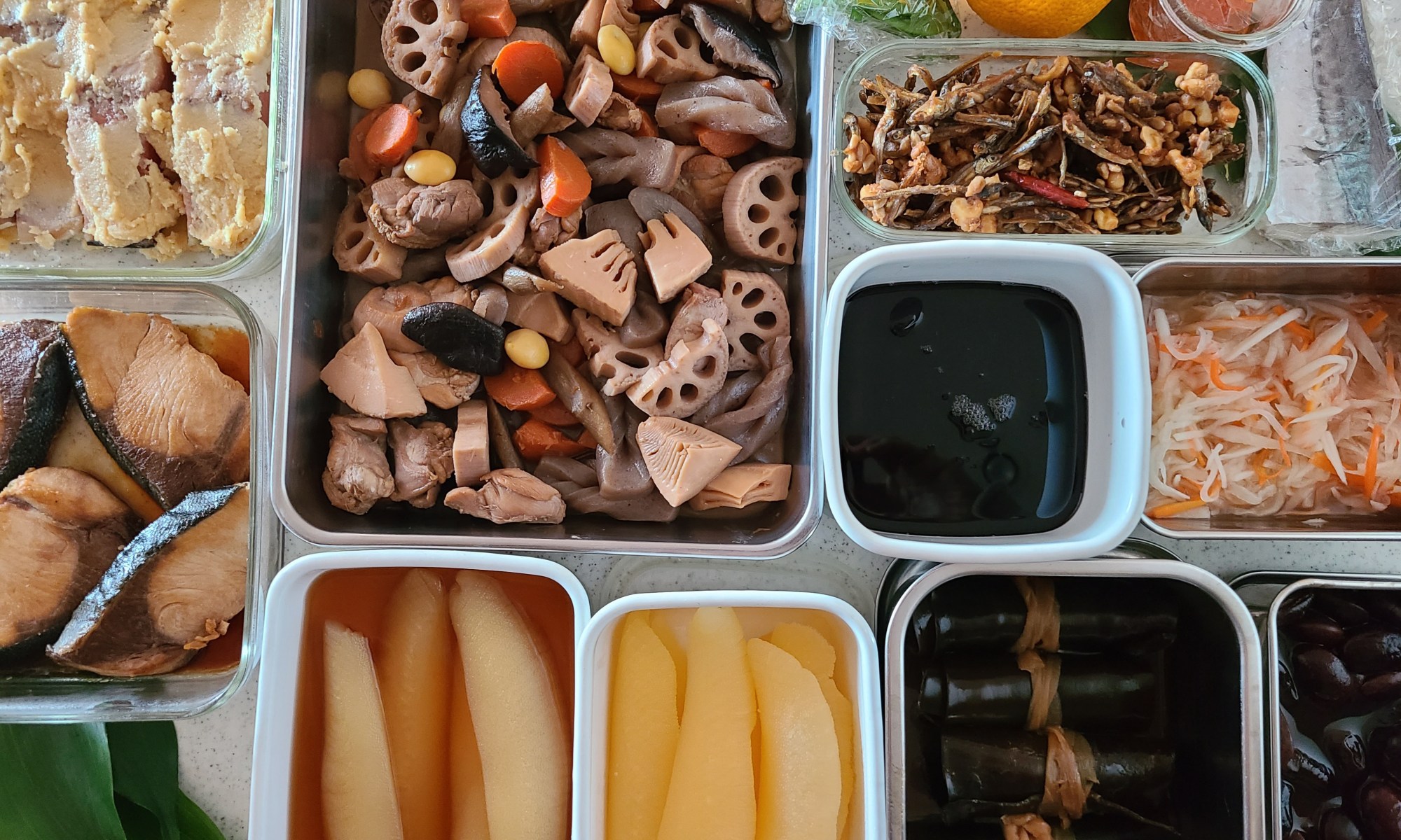 お節を其々保存容器に入れ並んでいます