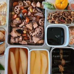 お節を其々保存容器に入れ並んでいます