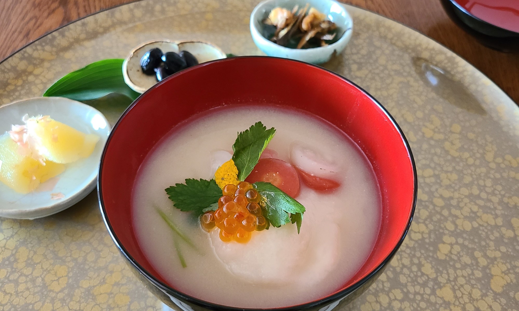 漆器王に白味噌雑煮、豆皿にお節料理。