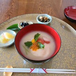 漆器王に白味噌雑煮、豆皿にお節料理。