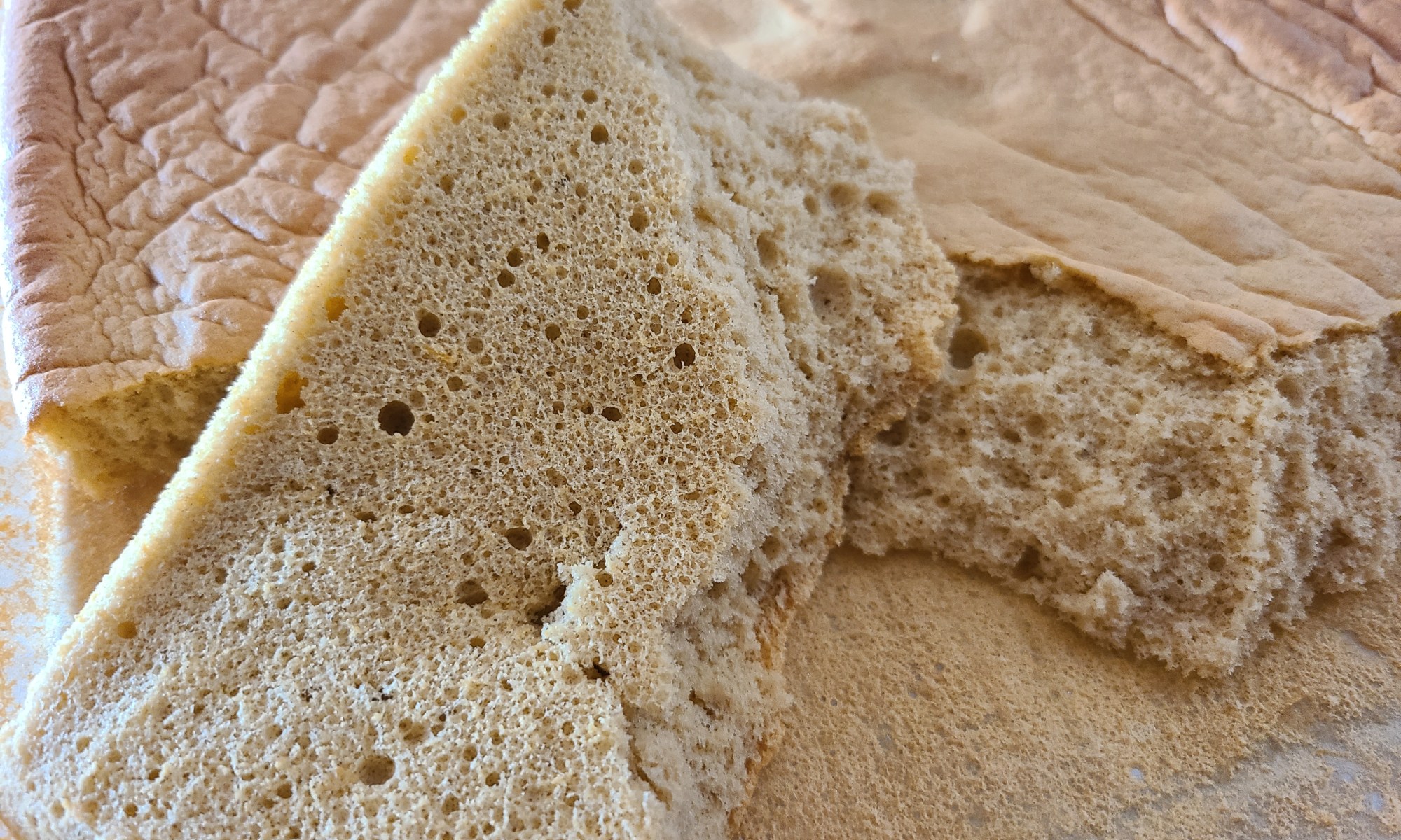 焼き上がったそば粉のスポンジ