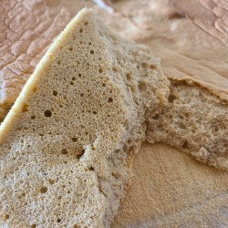 焼き上がったそば粉のスポンジ