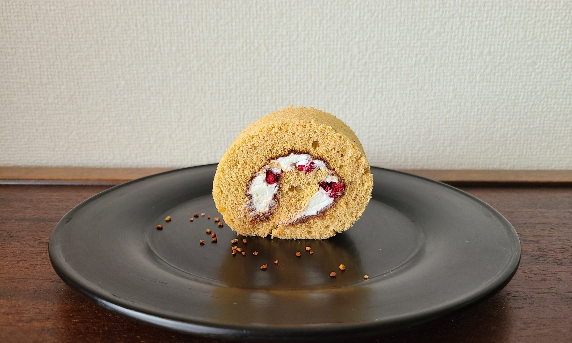 漆器皿にカットしたロールケーキ