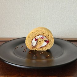 漆器皿にカットしたロールケーキ