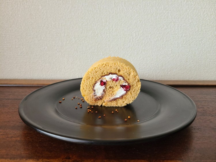 漆器皿にカットしたロールケーキ