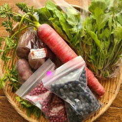 笊の上に人参や芋、葉野菜&豆