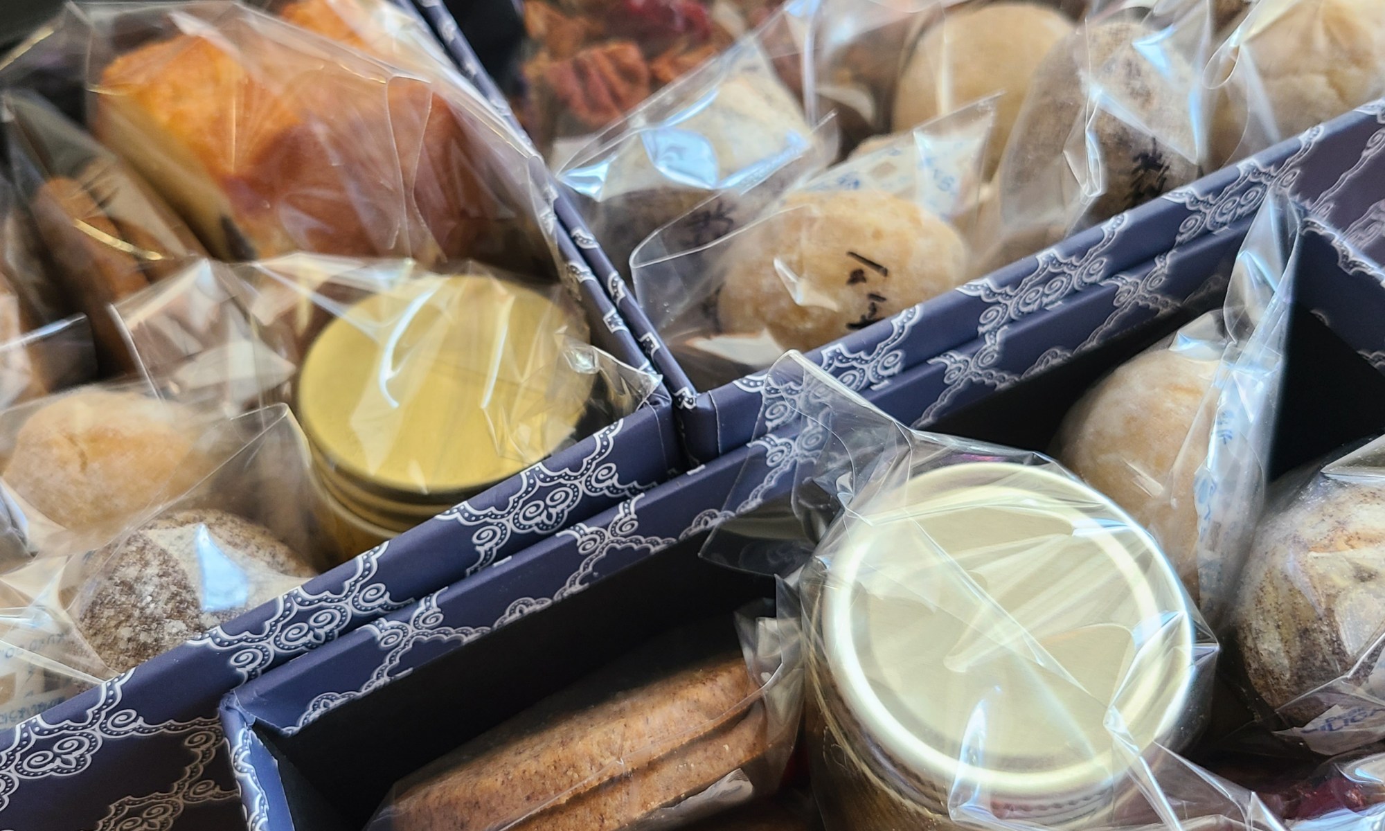 箱詰めされた焼き菓子たち