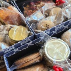 箱詰めされた焼き菓子たち