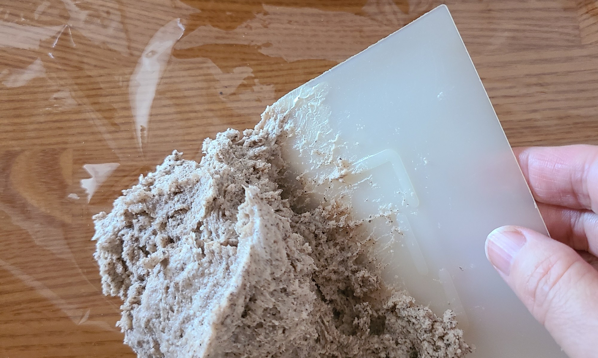 クッキー生地をラップに移動している様