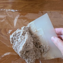 クッキー生地をラップに移動している様