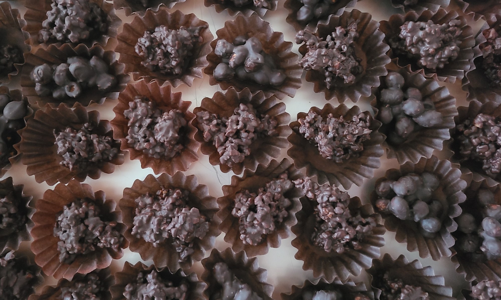 ロッシェ(炒大豆&アーモンド)がバットに並んでいます。