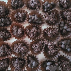 ロッシェ(炒大豆&アーモンド)がバットに並んでいます。