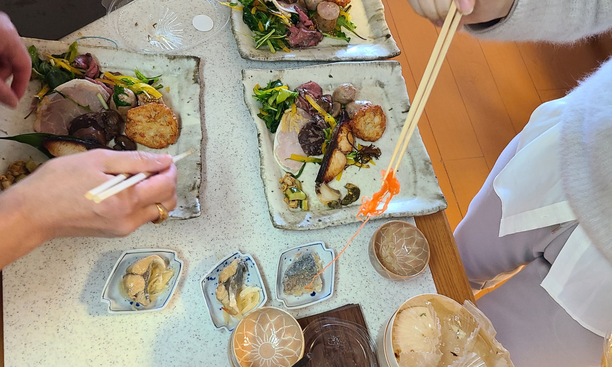 お料理を盛り付けている風景