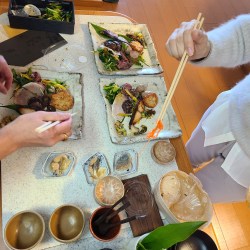 お料理を盛り付けている風景