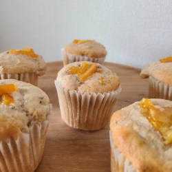 木のトレーにマフィンが並んでいます