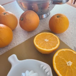 テーブルにネーブルが並び、まな板上にカットしたネーブルがあります。