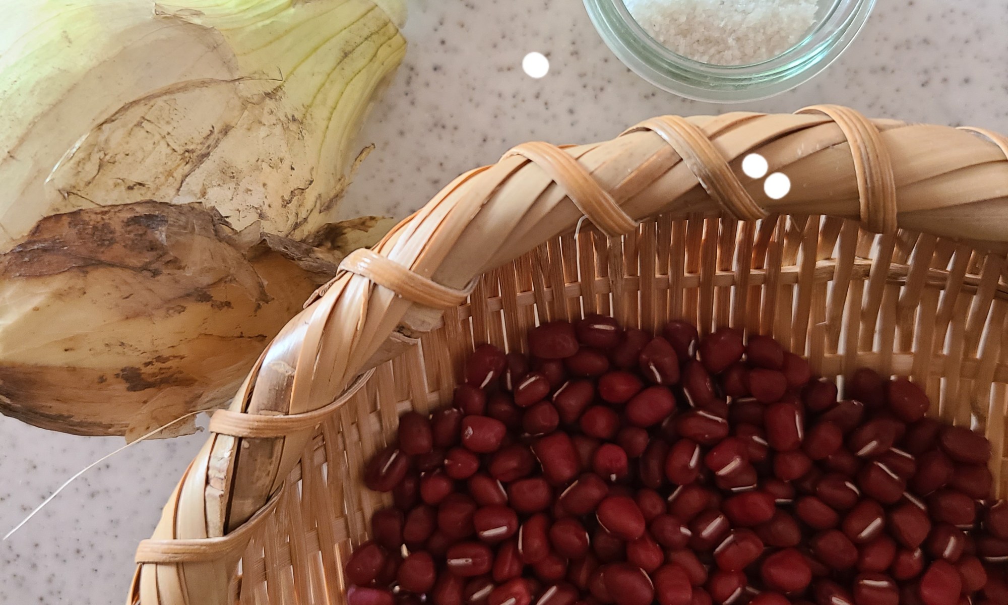 竹笊に入った小豆と玉ねぎニンニクたちが並んでます