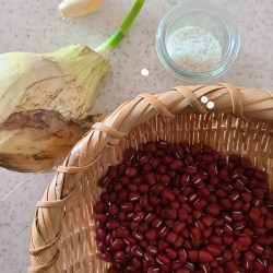 竹笊に入った小豆と玉ねぎニンニクたちが並んでます