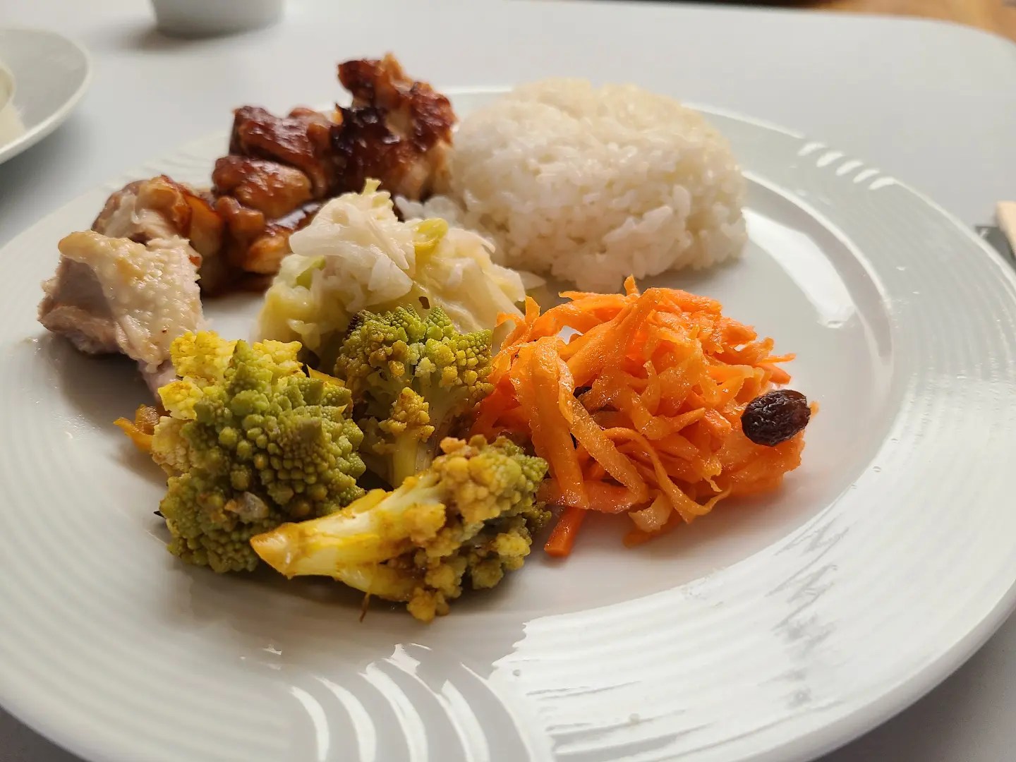 お皿に人参プロっコリー鶏肉料理の盛り付け