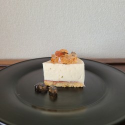 漆器皿にカットした桜ケーキを盛り付け