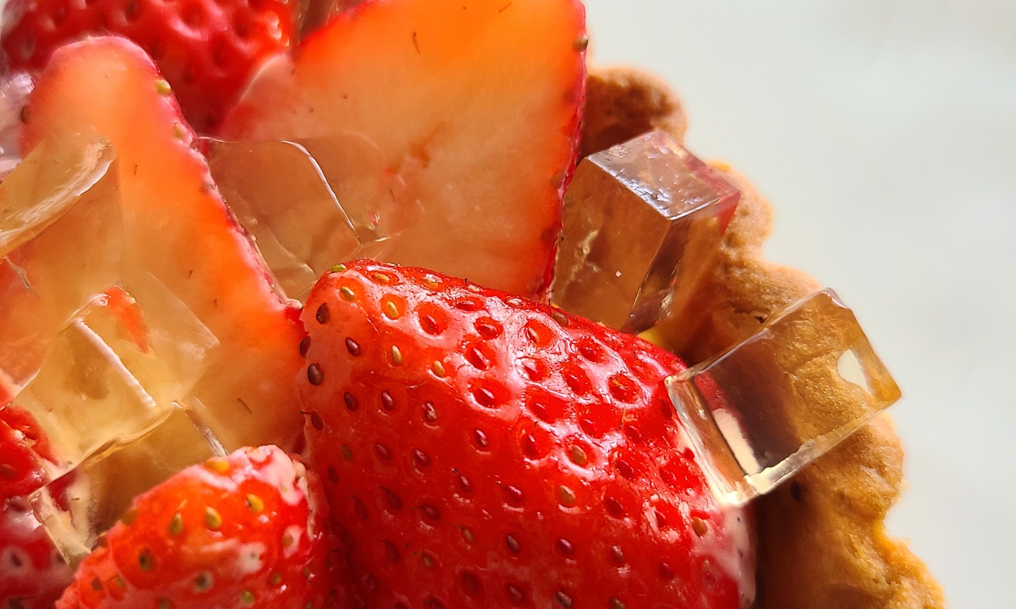 皿にカット苺のタルトが盛り付けられています。