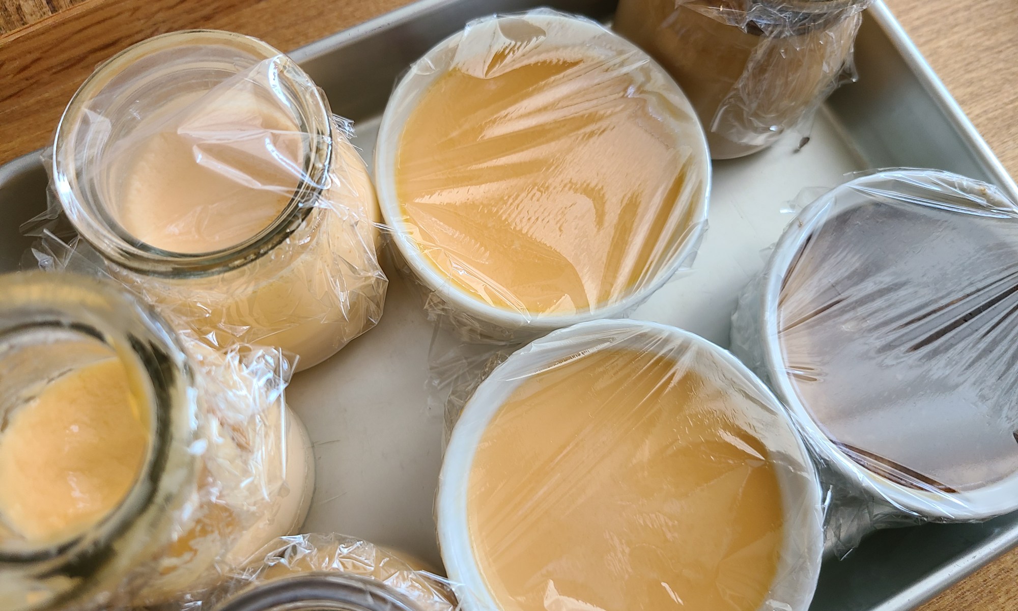 蒸しあがったプリンがラックの上に並んでいる