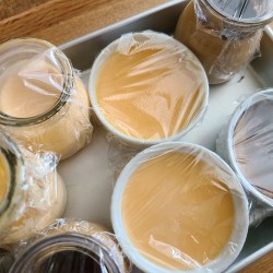 蒸しあがったプリンがラックの上に並んでいる