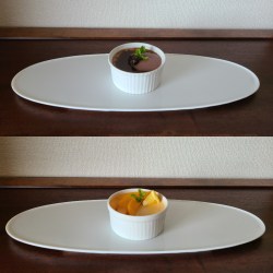 白皿の上にココットに入った2種類のプリンがあります。