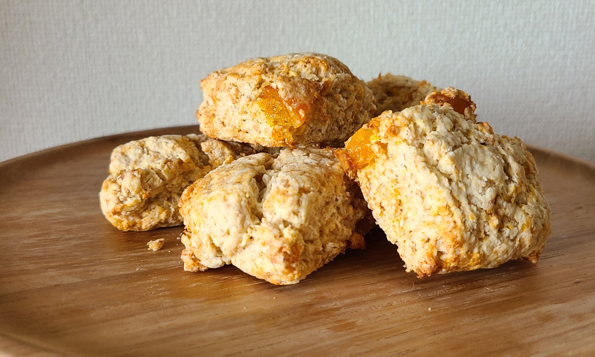 木製スタンドの上に焼き上がったスコーンが盛られています