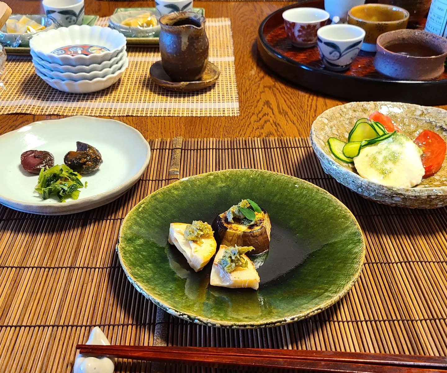 季節の野菜料理がお皿に上に並んでいます