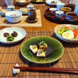 季節の野菜料理がお皿に上に並んでいます