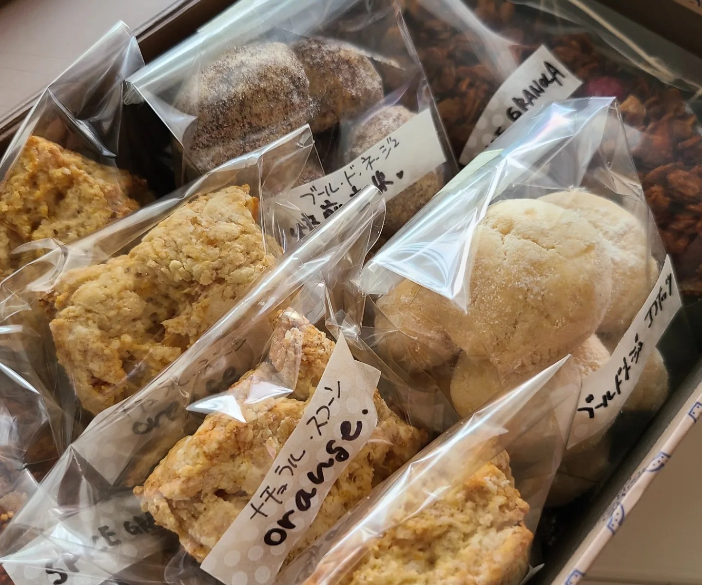 ラッピングされた焼き菓子がボックスに