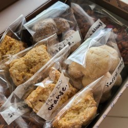 ラッピングされた焼き菓子がボックスに