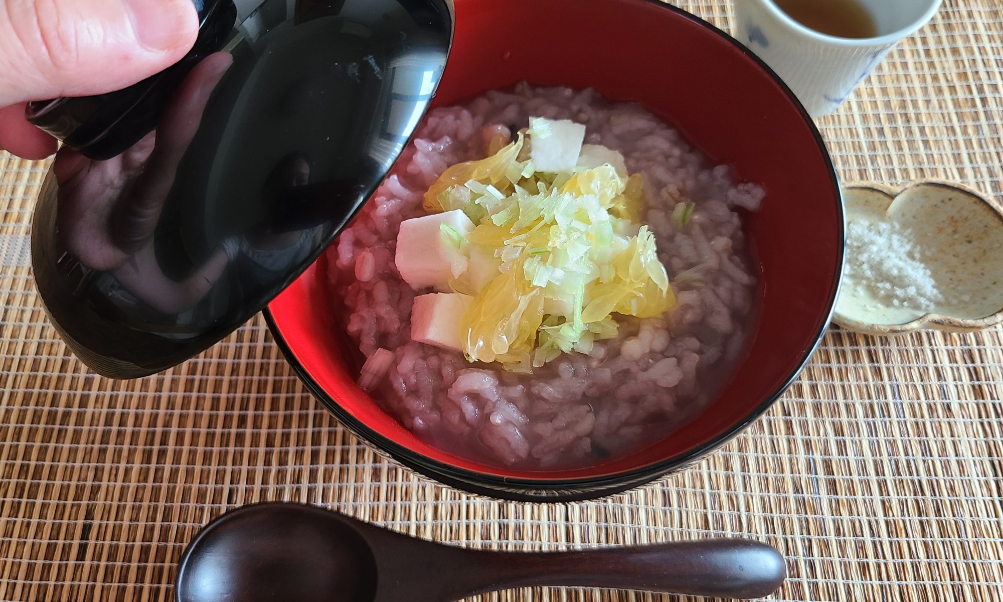 漆器椀に盛り付けられた夏粥