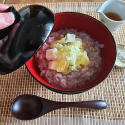 漆器椀に盛り付けられた夏粥