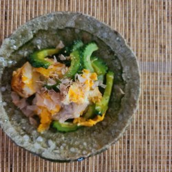 土もの器にゴーヤチャンプルが盛り付け