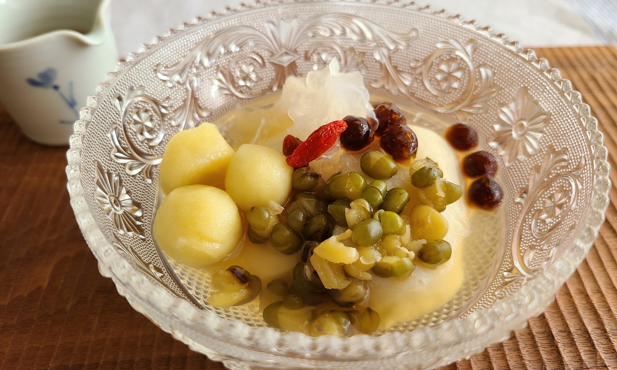 ガラス器に豆花といろんなトッピング盛り付け