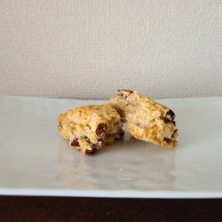 白皿の上に二つ割したスコーン