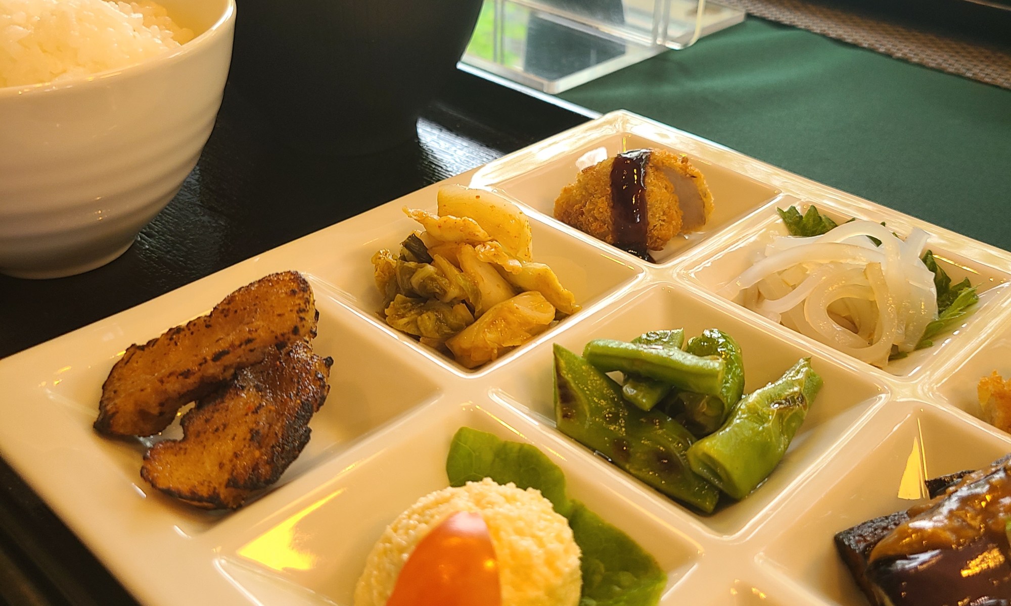 数種類の料理がプレートにならんでいます