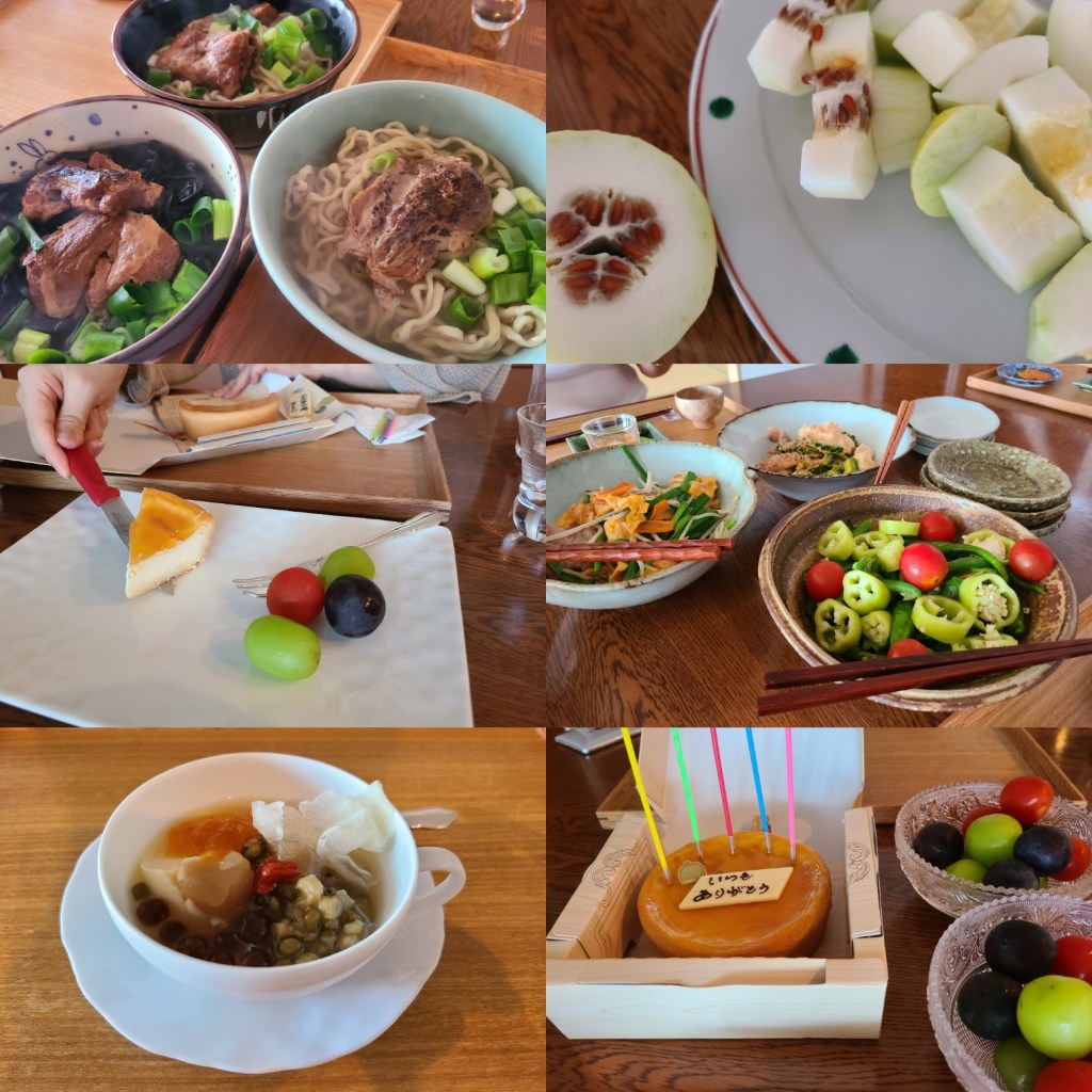 ソーキそばやチャンプル、ケーキなどが並んでいる