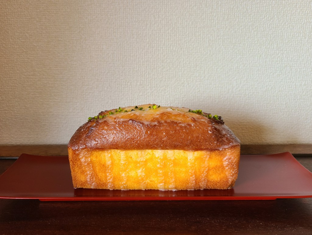 朱色の漆皿の上にパウンドケーキ一本